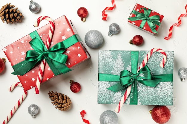 Geschenkboxen und Weihnachtsaccessoires auf weißem Tisch
