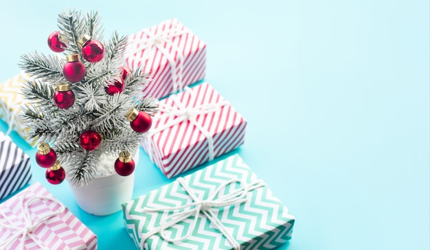 Geschenkboxen und Weihnachtsbaum auf blauem Hintergrund