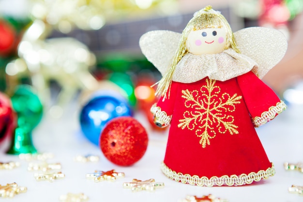 Foto geschenkboxengel beten und weihnachtsbaumspielzeugdekoration.