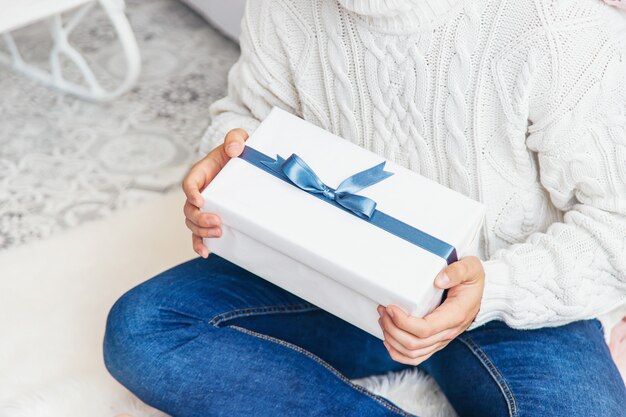 Geschenke in den Händen eines Mannes und einer Frau. Tiefenschärfe.