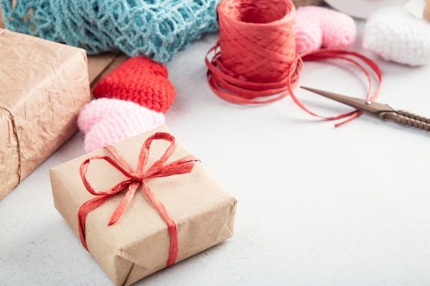 Geschenke in Papier auf weißem Tisch eingewickelt