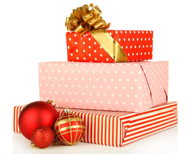 Geschenke mit Weihnachtskugeln isoliert auf weiss
