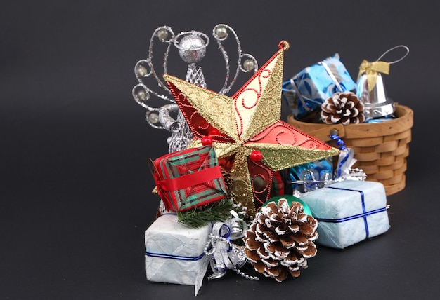 Geschenke und Dekorationen am Weihnachtstag mit schwarzem Hintergrund.