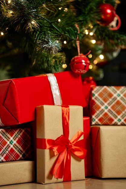 Geschenke unter dem Tannenbaum für die Weihnachtsfeiertage. Geschenkboxen mit festlichen Bändern für die Neujahrsfeier