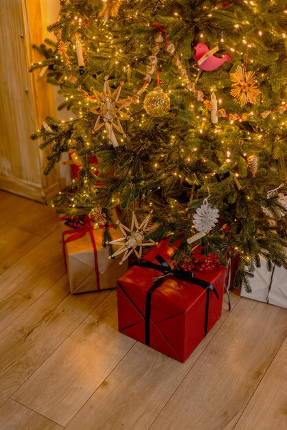 Geschenke unter dem weihnachtsbaum Weihnachtsfeiern