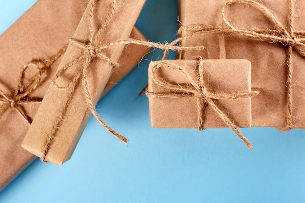 Geschenke verpackt in umweltfreundlichem Papier Öko-Verpackungskonzept Blauer Hintergrund