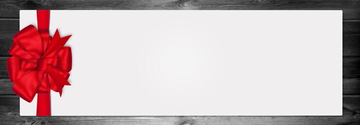 Foto geschenkkartennote mit band auf isoliertem hintergrund