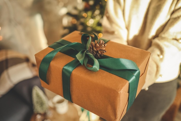 Geschenkkiste in den Händen eines Mädchens Weihnachtsstimmung