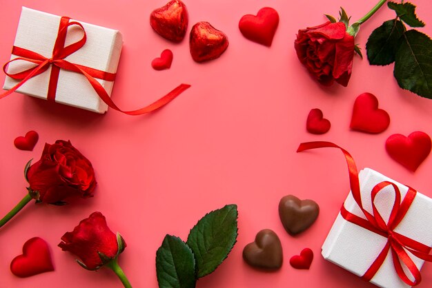 Geschenkkisten mit rotem Band und roten Rosen Konzept des Valentinstags