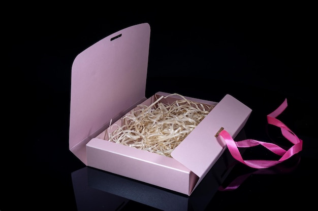 Geschenkkonzept für Männer Offene Geschenkkiste mit luxuriöser Schleife auf dunklem Hintergrund Horizontal mit Kopierplatz