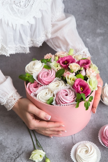 Geschenkset in der box - weiße und rosa marshmallows und schöne blumen