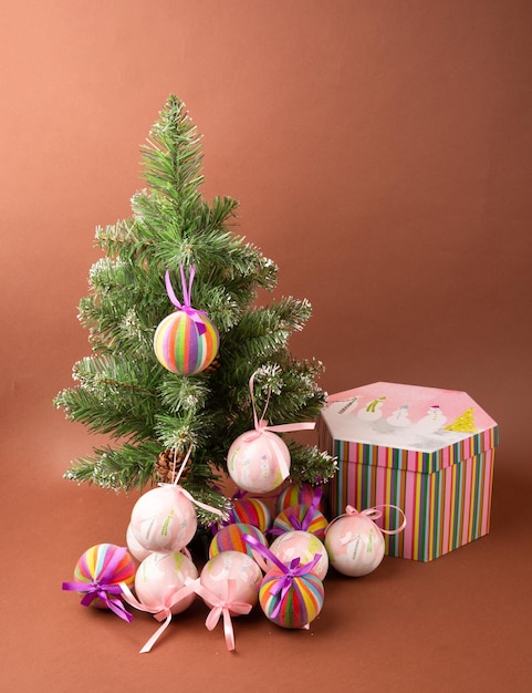 Foto geschenkset mit weihnachtskugeln für den weihnachtsbaum.