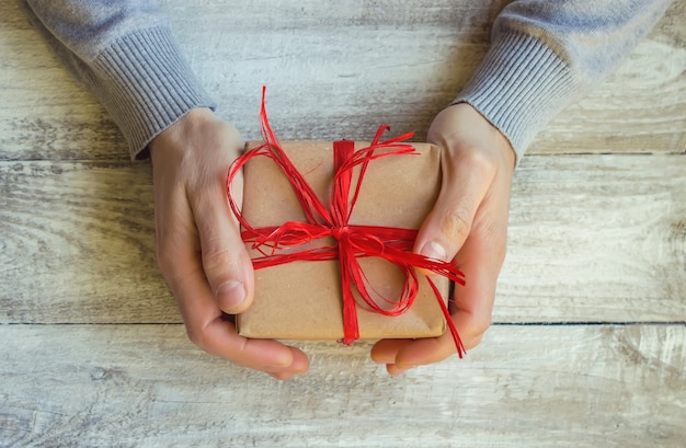 Geschenkverpackung für den Geliebten. Selektiver Fokus