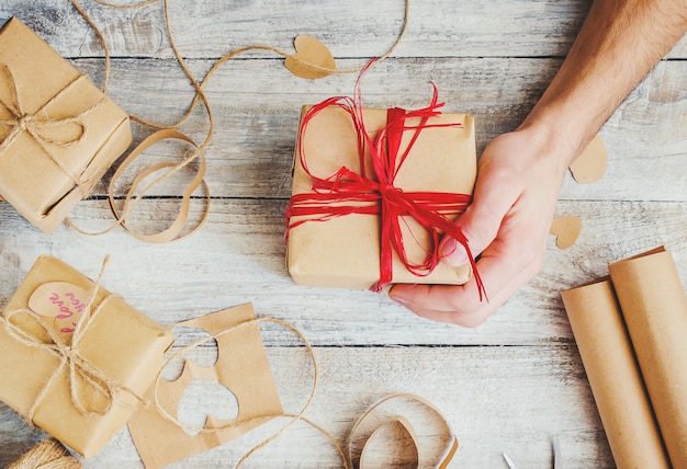 Geschenkverpackung für den Geliebten. Selektiver Fokus