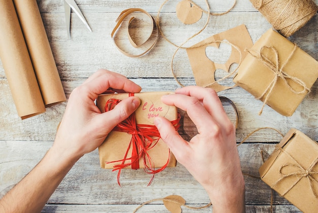 Geschenkverpackung für den Geliebten. Selektiver Fokus