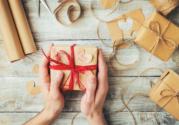 Geschenkverpackung für den Geliebten. Selektiver Fokus