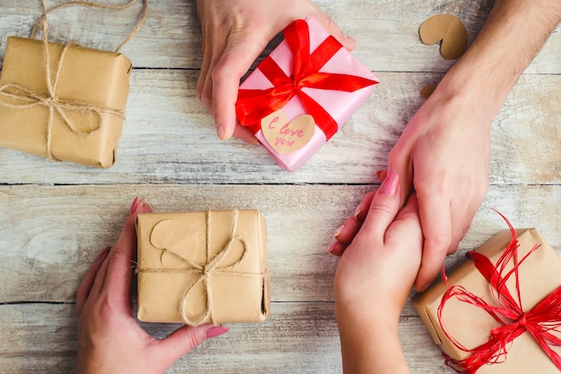 Geschenkverpackung für den Geliebten. Selektiver Fokus