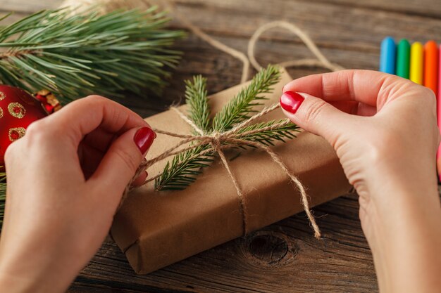 Geschenkverpackung für Weihnachten und Neujahr. Handgemacht