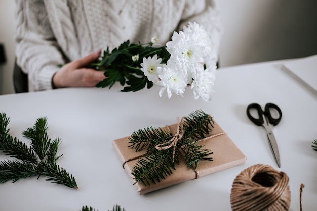 Geschenkverpackung mit Blumen.