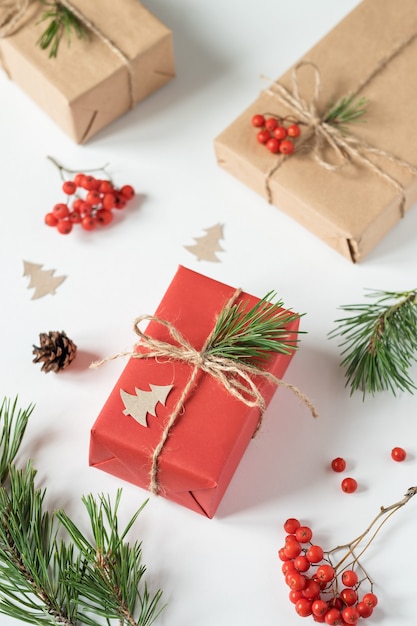 Geschenkverpackung zu Weihnachten. Fichtenzweige und Büschel Eberesche