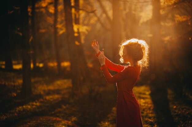 Geschichte. fantastische Redhead Mädchen in einem geheimnisvollen Wald