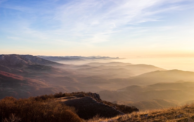 Geschichtete Berge im Dunst der Sonne. Sonnenaufgang in den Krimbergen.