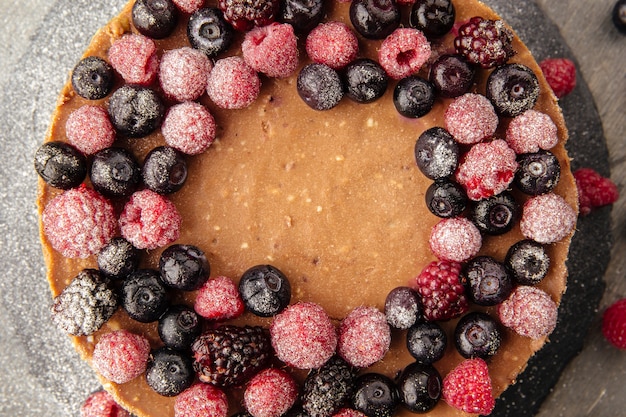 geschichteter Käsekuchen mit Beeren dekoriert