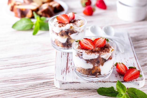 Foto geschichtetes dessert mit biskuit und erdbeeren