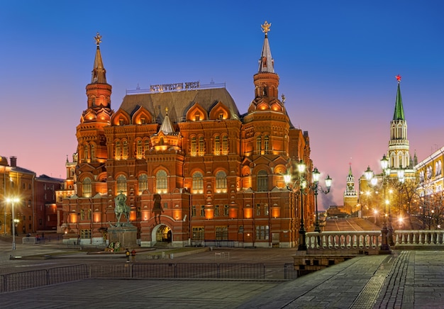 Geschichtsmuseum, Schukow-Denkmal und Spasskaja-Turm des Moskauer Kremls