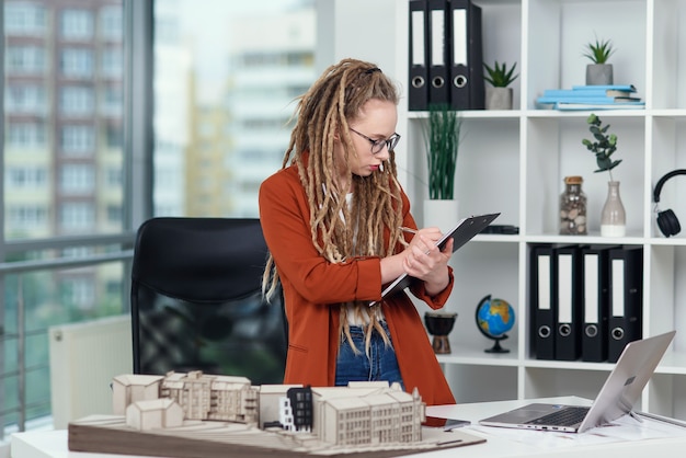 Geschickte Architektin mit Dreadlocks