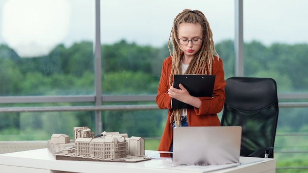 Geschickte Architektin mit Dreadlocks