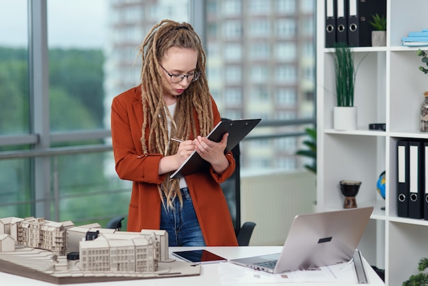 Geschickte Architektin mit Dreadlocks