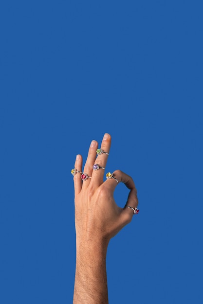 Geschlecht flüssige person hand isoliert auf blau
