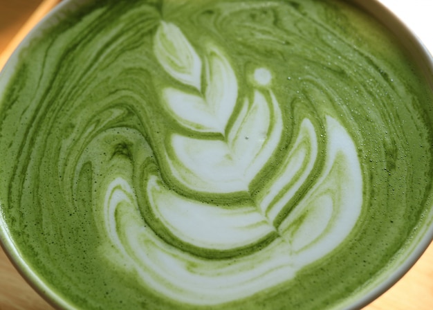 Geschlossen herauf Beschaffenheit des heißen japanischen Matcha grünen Tees Latte mit Latte Art