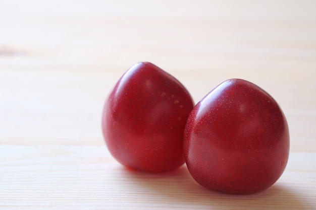 Geschlossen von zwei herzförmigen reifen Gulf Ruby Plum Fruits