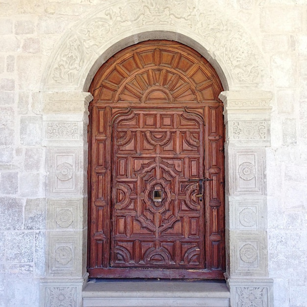 Geschlossene braune Holztür der Kirche