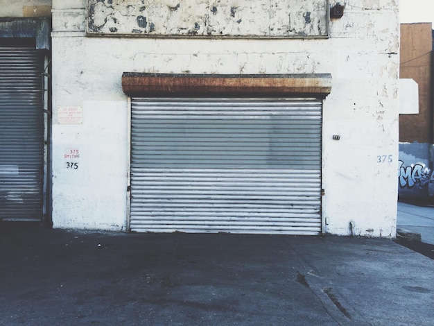 Geschlossene Garagenläden in der Stadt