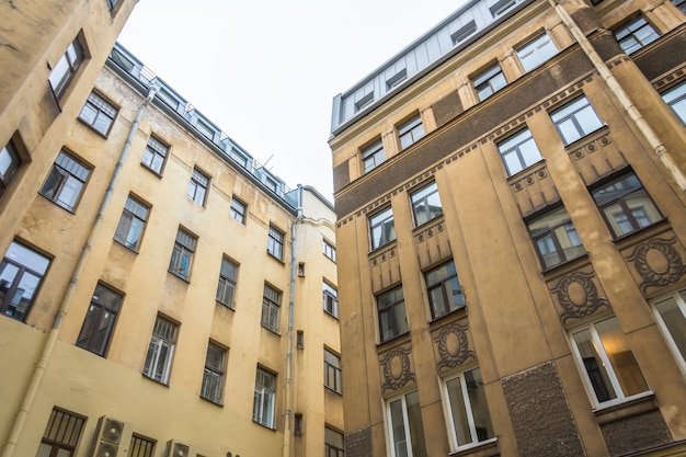 Geschlossene Höfe alter Gebäude in St. Petersburg.