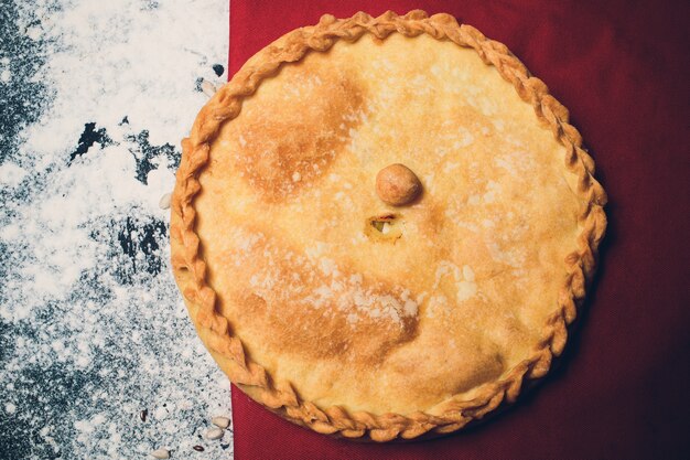 Geschlossene Kuchen mit Füllung auf dem Tisch.