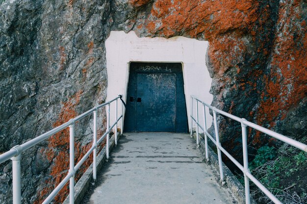 Foto geschlossene tür auf dem felsen