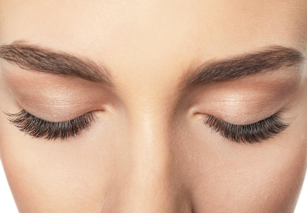 Geschlossene weibliche Augen mit langen Wimpern Nahaufnahme
