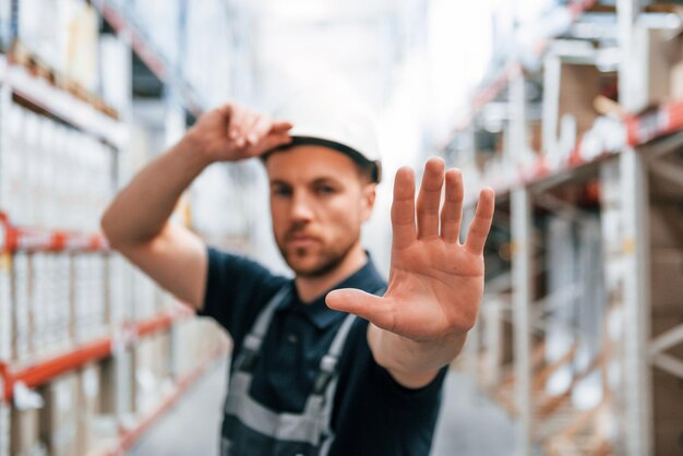 Foto geschlossener bereich mitarbeiter in uniform arbeitet tagsüber im lager