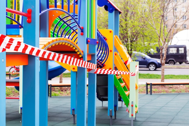 Geschlossener Kinderspielplatz in der Stadt. Leerer Park und Spielplatz. Quarantäne, Verbot des Aufenthalts an einem öffentlichen Ort. Bleib zuhause