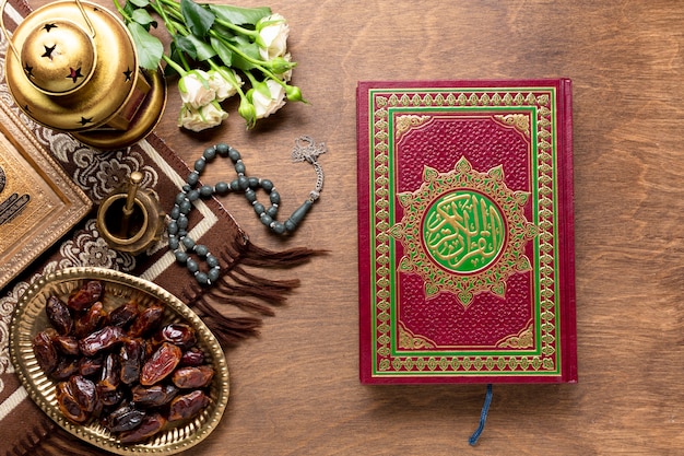 Foto geschlossener quran der draufsicht auf hölzernem hintergrund