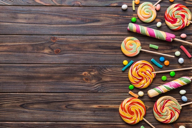 Geschmackvolle Appetit-Party-Zubehör Happy Birthday Sweet Verschiedene Arten von Süßigkeiten auf farbigem Hintergrund Kopierraum Farbiger Hintergrund für Geburtstagsfeiern