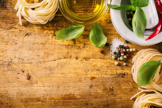 Geschmackvolle Bestandteile bereit zum Kochen auf Tabelle