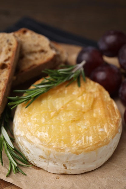 Geschmackvolle gebackene Camembert-Stücke aus Brottrauben und Rosmarin auf dem Tisch