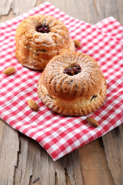 Geschmackvolle Kuchen auf dem Tisch aus der Nähe