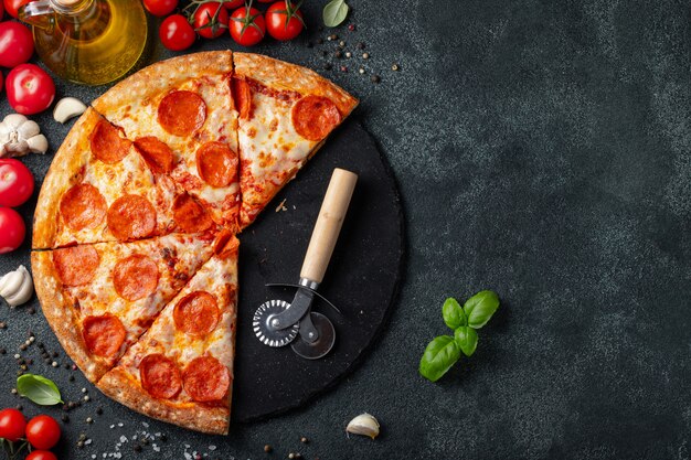 Geschmackvolle Pepperonipizza auf konkretem Hintergrund.