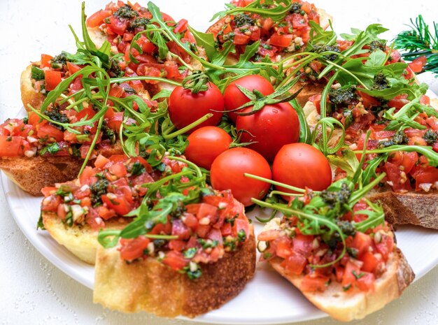 Geschmackvolle wohlschmeckende Tomate Italienische Aperitifs oder Bruschetta, auf Scheiben des geröstetem Stangenbrots garniert mit Pesto